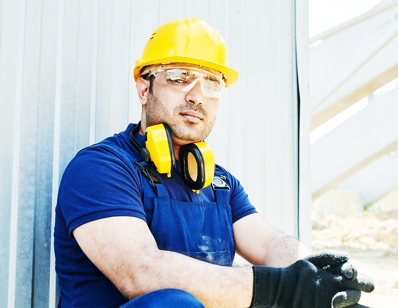 Mann auf Baustelle mit Helm
