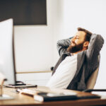 Mann, der am Schreibtisch arbeitet