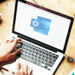 Outlook-Symbol auf Laptop