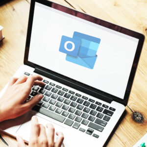 Outlook-Symbol auf Laptop