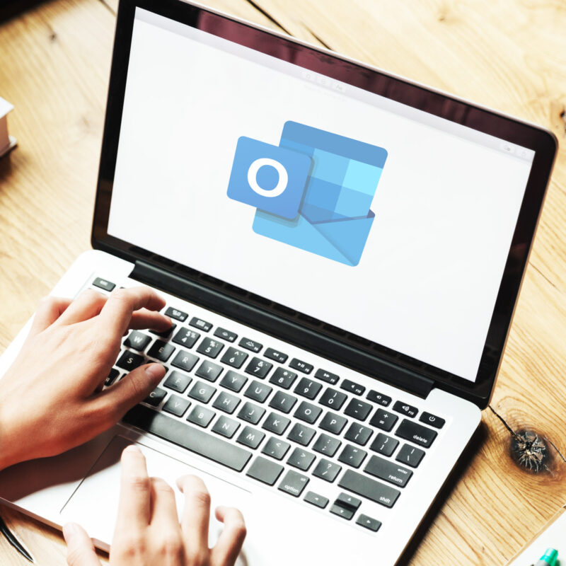 Outlook-Symbol auf Laptop