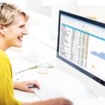 Frau arbeitet am Computer mit Excel