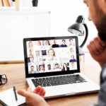 Mann arbeitet auf Laptop mit Microsoft Teams