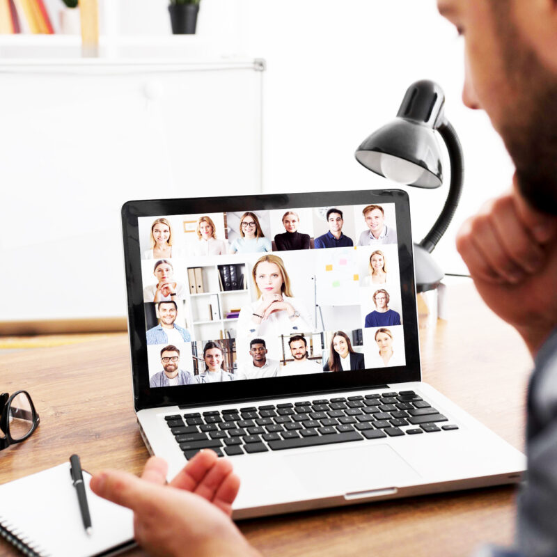 Mann arbeitet auf Laptop mit Microsoft Teams