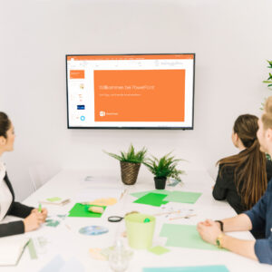 Powerpoint wird auf einem großen Monitor angeschaut