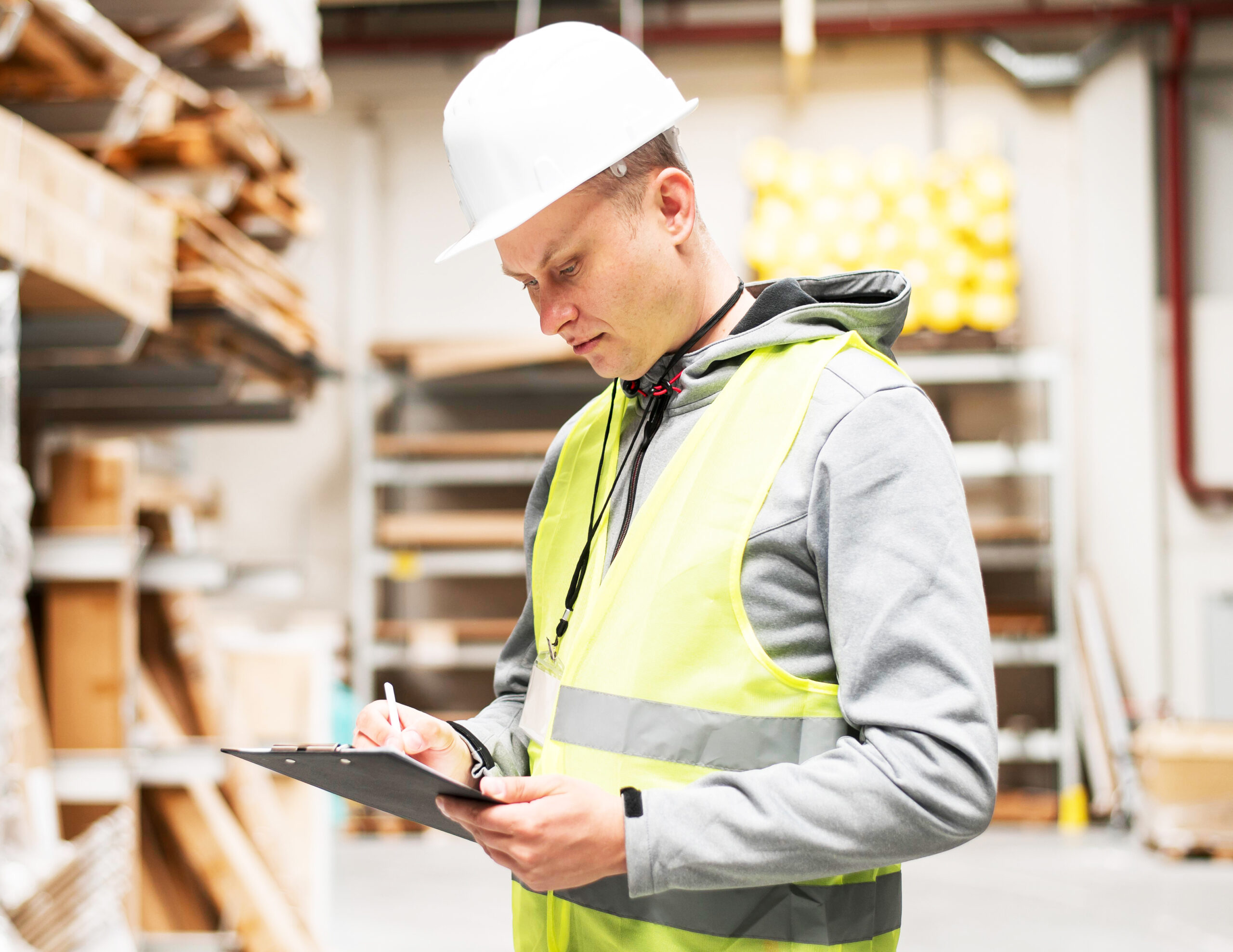 Mann arbeitet im Lager