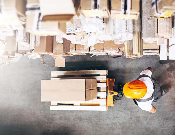 Mann arbeitet im Lager